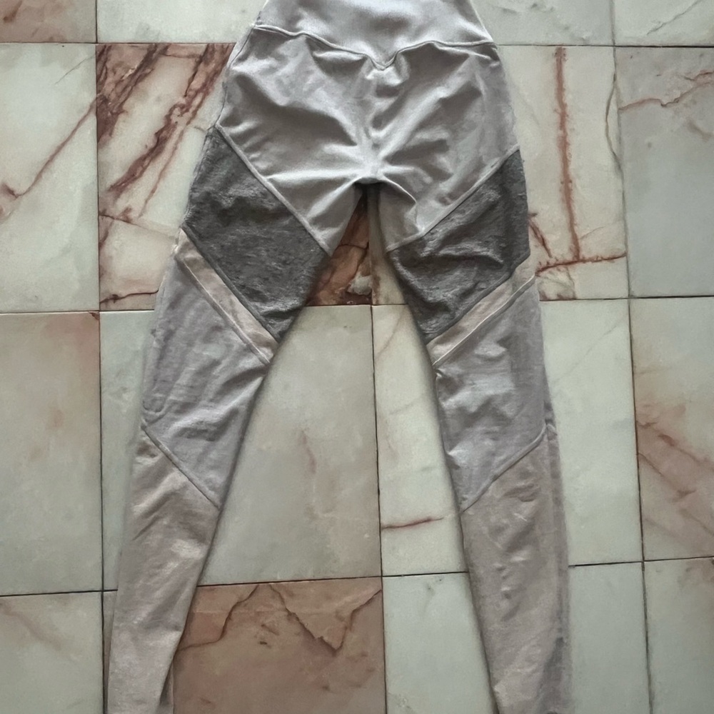 ALO Yoga Gray and Cream Leggings with Modern Colorblock Design A038 - Picture 4 of 6
